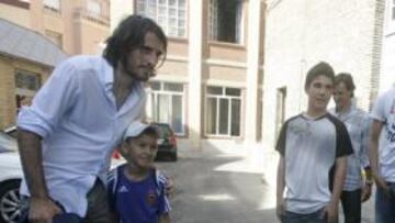 <b>ARROPADO. </b>Un grupo de aficionados, la mayoría de ellos niños, se acercaron hasta el Espacio Ambar para dar la bienvenida al jugador serbio.