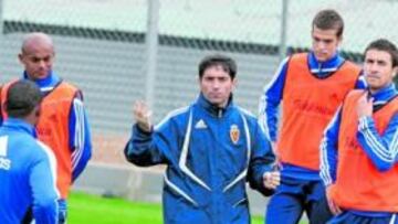 <b>CONCENTRACIÓN. </b>Marcelino reclamó ayer a sus jugadores toda su concentración en el ensayo de las jugadas a balón parado.