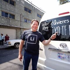 Revocación de Mandato: Mario Delgado traslada a gente en camioneta para votar; el INE le advierte