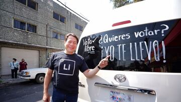 Revocación de Mandato: Mario Delgado traslada a gente en camioneta para votar; el INE le advierte