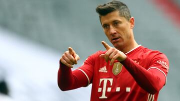 El Bayern se queda con diez y Lewandowski resuelve con un hat-trick