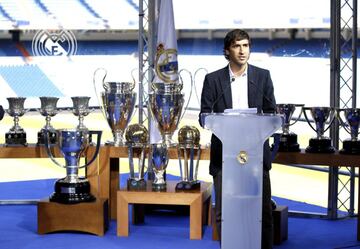 El referente blanco, ¨ªdolo en Concha Espina se march¨® en 2010 al Schalke 04. El club anunci¨® que se despedir¨ªa con una rueda de prensa pero la presi¨®n de los aficionados que se acercaron al Bernab¨¦u para ver por ¨²ltima vez a su ¨ªdolo provoc¨® que abrieran las puertas para despedir al 7 blanco.