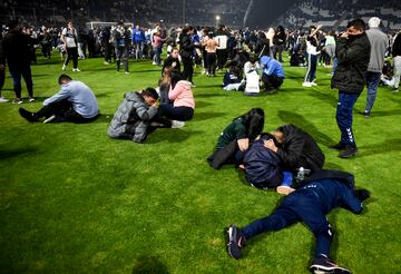 El partido se tuvo que detener a los nueve minutos de juego por graves incidentes tanto dentro como fuera del estadio. Hinchas del Lobo que quedaron afuera se enfrentaron con la policía, que reprimió de manera abrupta.  El humo de los gases lacrimógenos ingresó al estadio