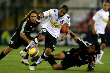 FUTBOL, COLO COLO/RIVER PLATE.
COPA LIBERTADORES 2007.
EDISON GIMENEZ, DISPUTA EL BALON CON VICTOR ZAPATA.
22/02/2007.
SANTIAGO , CHILE.
CLAUDIO DIAZ/PHOTOSPORT.