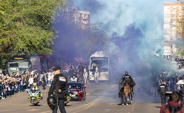 Así recibió el madridismo el autobús del equipo en el Bernabéu