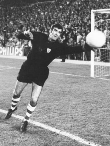 Jugó desde 1962 hasta 1980 siendo el jugador con más partidos de la historia del Club, en total 614 encuentros.