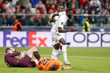 1-1. Antonio Rüdiger marca en el minuto 95 el tanto del empate. En la jugada, el central alemán sufre un corte en la cara tras chocar con el portero Anatoliy Trubi.