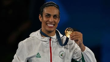 La argelina Imane Khelif posa con su medalla de oro en boxeo en los Juegos de París 2024.
