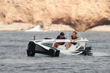 El piloto alemán campeón del mundo de Fórmula 1 en 2016 se ha puesto a los mandos de un nuevo y divertido transporte acuático llamado Quadrofoil.