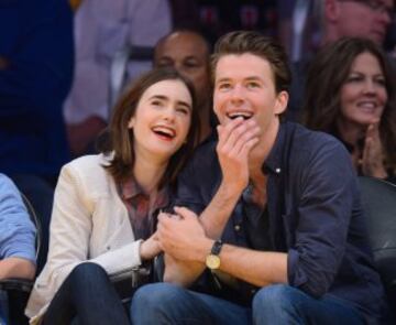 Lily Collins y Thomas Cocquerel durante el partido entre Chicago Bulls y Los Angeles Lakers en Staples Center.