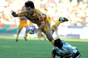 Julio César Cáceres llegó a Tigres de la UANL procedente del Gimnastic de España. El defensa paraguayo jugó dos torneos con los felinos, se ganó el gafete de capitán y pidió su salida para ir a Boca Juniors. No se le recuerda como uno de los símbolos de este equipo.