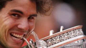 Rafa Nadal muerde el trofeo de Roland Garros.