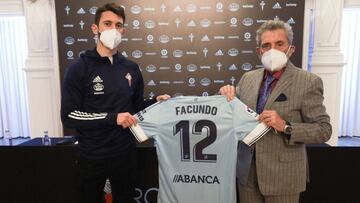 Facundo Ferreyra posa junto a Carlos Mouriño con la camiseta del Celta.
