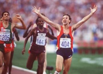 Fermín Cacho entrando en meta en la final de los 1500 metros de las Olimpiadas de Barcelona 1992, ganó la medalla de oro.