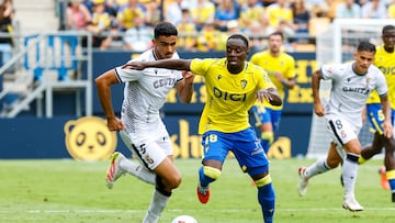 28/09/25 PARTIDO SEGUNDA DIVISION CADIZ - CEUTA YUSSI DIARRA CON ZYOUNESS LACHHAB