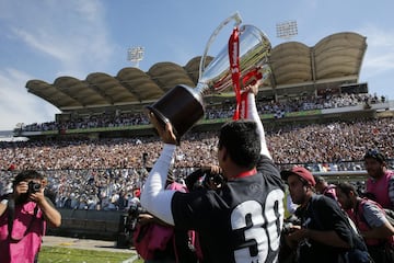 Esteban Paredes cumple 37 años de edad. En su carrera profesional ha jugado en Santiago Morning, Puerto Montt, Pachuca Junior de México, Cobreloa, Colo Colo, Atlante y Querétaro de Mexico. En la selección chilena participa regularmente desde 2006.
