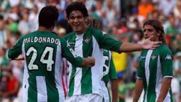 <b>BETIS 3 - ATHLETIC 0. </b>Maldonado celebra con Edu uno de los goles del Betis frente al Athletic de Bilbao.