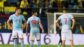 Lucas Boy&eacute;, Jonny y Maxi G&oacute;mez con gesto contrariado durante el partido entre el Villarreal y el Celta.