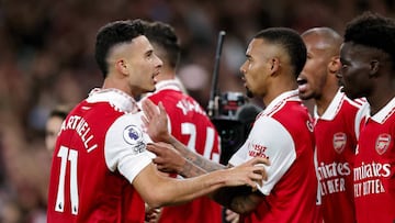 LONDON, ENGLAND - AUGUST 31: Gabriel Martinelli of Arsenal celebrates scoring their side's second goal with teammate Gabriel Jesus during the Premier League match between Arsenal FC and Aston Villa at Emirates Stadium on August 31, 2022 in London, England. (Photo by David Rogers/Getty Images)