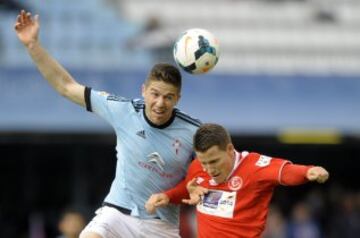 Andreu Fontás y Kevin Gameiro en acción durante el partido de Liga de Primera División que enfrenta el Celta de Vigo y Sevilla en el Estadio de Balaídos