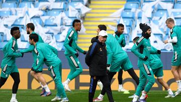 Real Madrid's Italian coach Carlo Ancelotti leads a team training session at the Etihad Stadium in Manchester, north west England, on April 25, 2022, on the eve of their UEFA Champions League semi-final first leg football match against Manchester City. (Photo by Oli SCARFF / AFP)