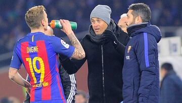 Luis Enrique charla con Digne durante el partido ante la Real Sociedad.