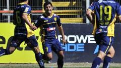 El jugador de Barnechea Nicol&aacute;s Maturana, centro, celebra su gol contra Cobreloa durante el partido de primera divisi&oacute;n jugado en el estadio La Madriguera Calama, Chile. 