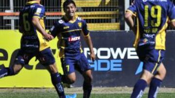 El jugador de Barnechea Nicol&aacute;s Maturana, centro, celebra su gol contra Cobreloa durante el partido de primera divisi&oacute;n jugado en el estadio La Madriguera Calama, Chile. 