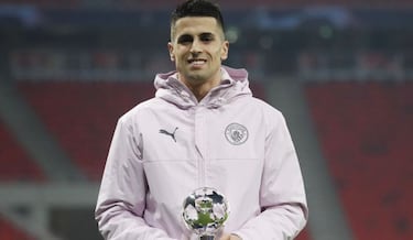 Guardiola enchufa a Cancelo: "Parece el número 10"