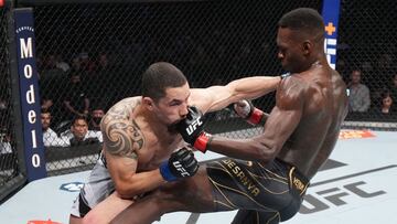 Robert Whittaker e Israel Adesanya intercambiar golpes en el UFC 271. 