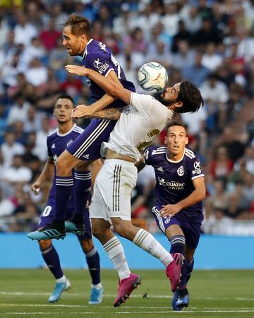 El jugador del Real Madrid, Isco, trata de controlar el balón ante el jugador del Real Valladolid. 