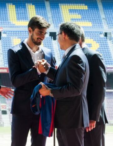 André Gomes, nuevo jugador del FC Barcelona en su presentación en el Camp Nou.