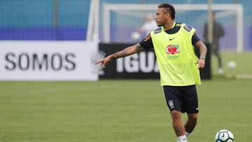 BRA59. PORTO ALEGRE (BRASIL), 28/08/2017.- El jugador de la selección Brasil Neymar Jr. asiste a una sesión de entrenamiento de su equipo hoy, lunes 28 de agosto de 2017, en el club Gremio de Porto Alegre (Brasil). Brasil se prepara para enfrentar a Ecuador el próximo jueves 31 de agosto, en un partido por las eliminatorias sudamericanas del Mundial de Rusia 2018. EFE/Sebastião Moreira