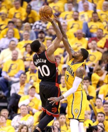 DeMar DeRozan ante Paul George.