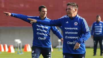 Futbol, Entrenamiento selección chilena.
El entrenador de la Seleccion Chilena Eduardo Berizzo es fotografiado durante el entrenamiento de la selección chilena en Pinto Duran previo a su gira a Asia para disputar la Copa Kirin.
Santiago, Chile.
31/05/2022
Jonnathan Oyarzun/Photosport 

Football, Training session of Chile..
Chile`s head coach Eduardo Berizzo is pictured during trainnig session in Pinto Duran prior to his tour to Asia to play the Kirin Cup .
Santiago, Chile.
05/31/2022
Jonnathan Oyarzun/Photosport 