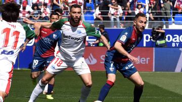 GRAF5338. HUESCA, 16/03/2019.- El delantero del Alavés, Borja González (i), disputa el balón ante el centrocampista del Huesca, David Ferreiro (d), durante el partido de Liga de Primera División disputado entre el Huesca y el A