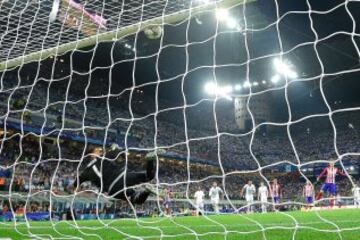 En la final de la Champions 2015-2016 ante el Real Madrid con el marcador 1-0, Griezmann pudo igualar el marcador con toda la segunda parte por delante. Su disparo alto chocó contra el larguero.