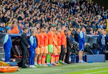 Minuto de silencio en memoria de todas las víctimas de la tragedia en el fútbol de Indonesia.