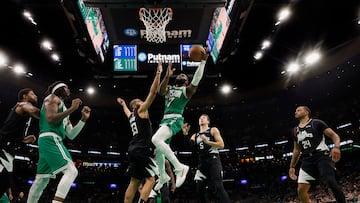 Ante un rival duro como los Clippers, el equipo verde volvió a encontrar soluciones. Revés de los Knicks en San Antonio. Victorias de Hornets y Grizzlies.