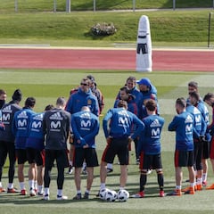 Piqué, con fiebre, ausente en el primer entreno de la Selección