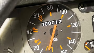 Acceden a un garaje olvidado y se topan con una joya histórica de la mecánica de 1982: una pieza de museo y solo 12km recorridos