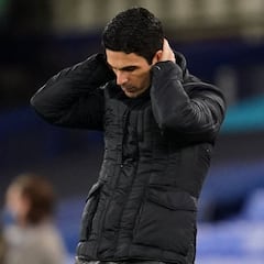 La afición del Arsenal pide el perdón de Özil por el desastre ofensivo de la era Arteta