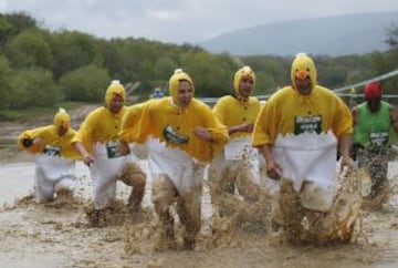 En Biere, el oeste de Suiza, se celebra una cómica y loca carrera en el barro, la conocida como "La Barjot Run", donde la imaginación juega un papel importante.