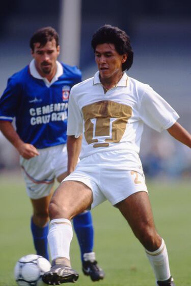 El 'Emperador' es producto de la cantera universitaria. Con los Pumas estuvo 7 años en los mostró sus grandes cualidades a la defensiva. En la 90-91 se coronó campeón del fútbol mexicano.