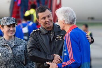 José Néstor Pékerman recibe el regalo de Carlos Bueno, comandante de la Fuerza Aérea.