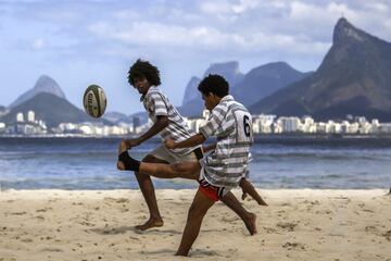 Robert Malengreau, fundador de la ONG UmRio, imparte clases de rugby a los jóvenes de la favela de Morro do Castro, en Niteroi, Río de Janeiro. Apoyando así a los más pequeños de las comunidades afectadas por el crimen y la violencia, para que puedan acceder a nuevas oportunidades.