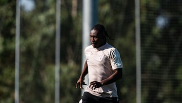 El central ghanés Joseph Aidoo conduce el balón durante un entrenamiento del Celta en esta pretemporada.