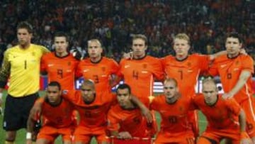 Los de entonces: Stekelenburg, Van Persie, Heitinga, Mathijsen, Kuyt, Van Bommel; Van der Wiel, De Jong, Van Bronkhorst, Sneijder y Robben. Ese es el equipo holand&eacute;s de 2010. Poco que ver con el actual.
 