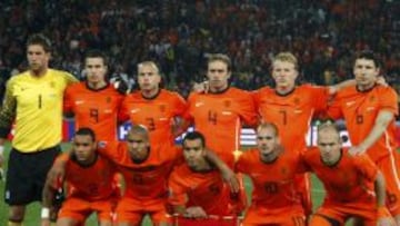 Los de entonces: Stekelenburg, Van Persie, Heitinga, Mathijsen, Kuyt, Van Bommel; Van der Wiel, De Jong, Van Bronkhorst, Sneijder y Robben. Ese es el equipo holandés de 2010. Poco que ver con el actual.