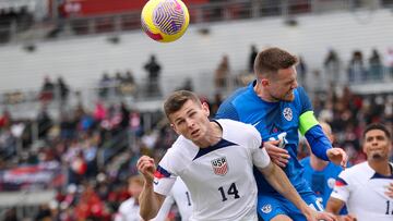 San Antonio (United States), 20/01/2024.- United States midfielder Sean Zawadzki (L) and Slovenia midfielder Max Elsnik Timi (R) go for a header during the first half of a friendly match between the United States and Slovenia in San Antonio, Texas, USA, 20 January 2024. (Futbol, Amistoso, Eslovenia, Estados Unidos) EFE/EPA/ADAM DAVIS
